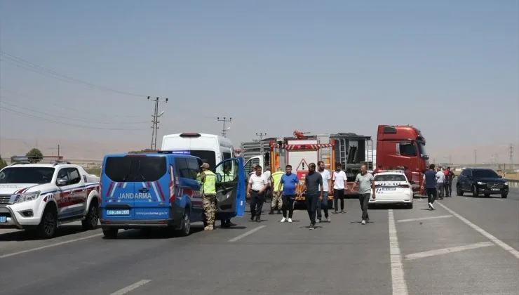 Muş’ta Tıra Çarpan Otomobilde 1 Kişi Hayatını Kaybetti, 5 Kişi Yaralandı