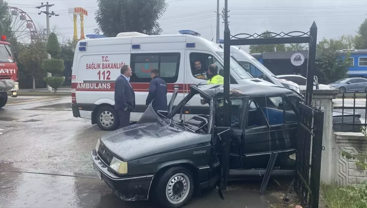 Bolu’da Otomobil Spor Salonuna Çarptı: Baba ve Kızı Yaralandı